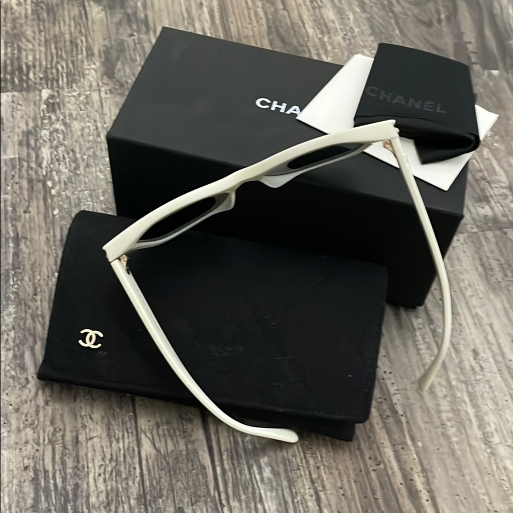 Chanel White pearl Sunglasses - Picture 4 of 5